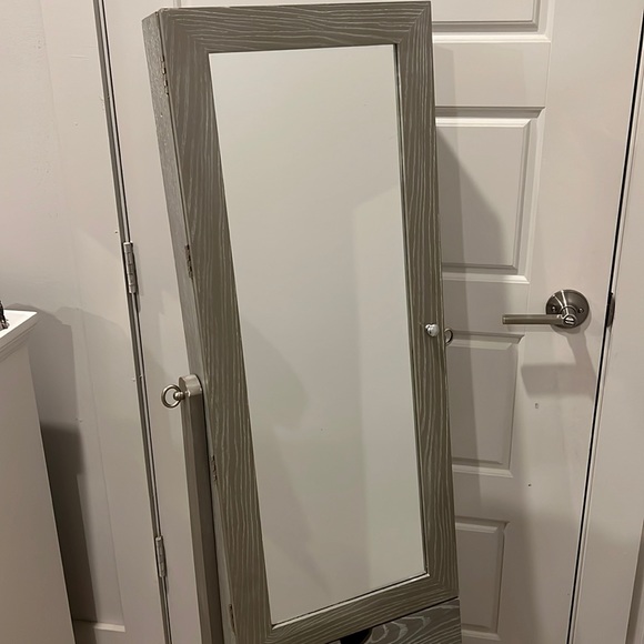 gray jewelry box/mirror